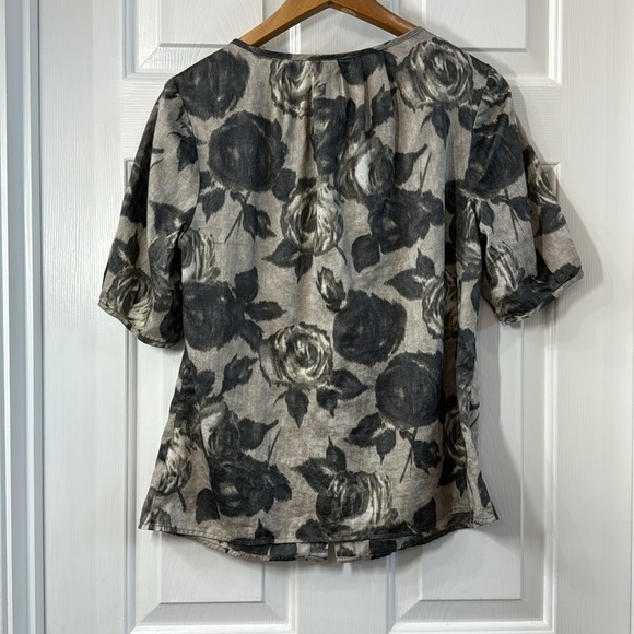 Talbots floral shirt with hidden buttons shaped waist line - Picture 5 of 5